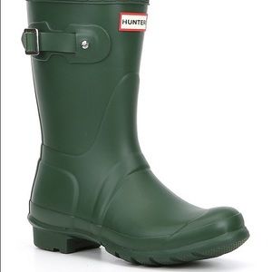 Short Matte Dark Green Hunter Rain Boots, size 5